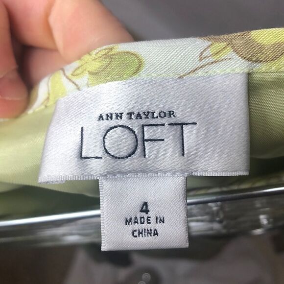 4/$25 Ann Taylor Loft Pleated Skirt. Size … - Picture 5 of 8
